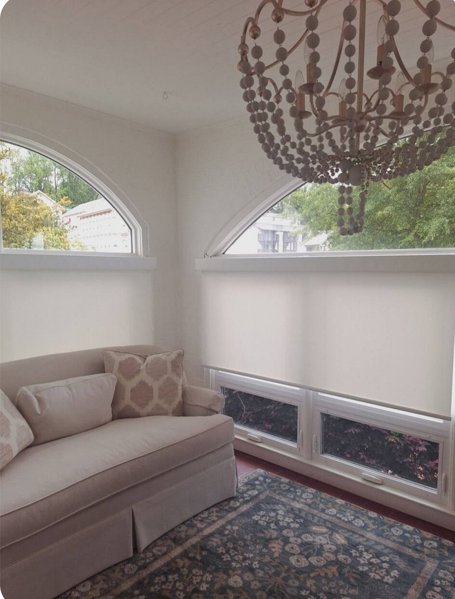 Spacious Sunroom. COULD BE MADE INTO 3RD BEDROOM.