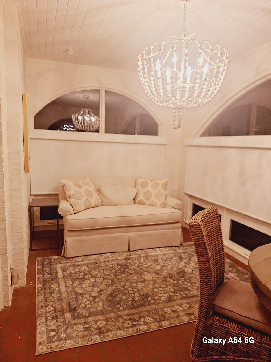 Sunroom that could be turned into into a 3rd bedroom/private workspace.