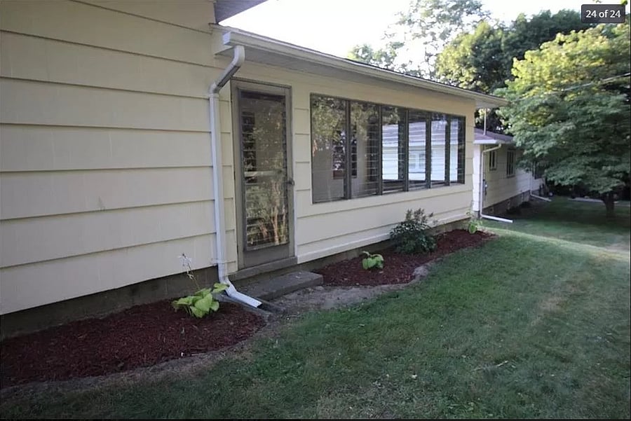 backyard/exterior of 3 seasons room