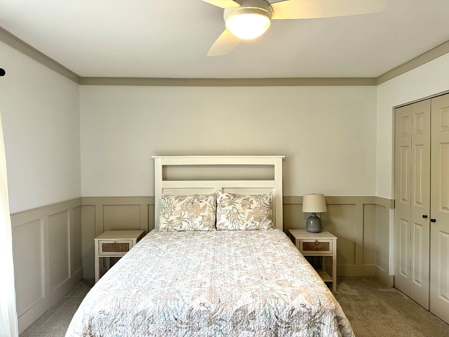 Primary Bedroom: Queen bed