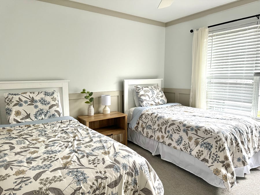 Second Bedroom: 2 Twin beds