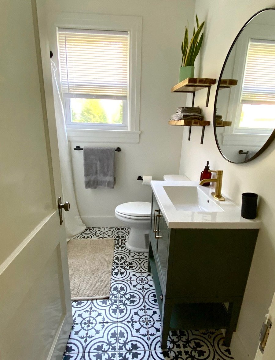 Main bath w/ tub shower