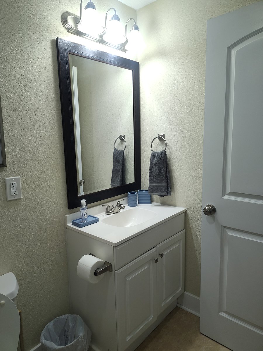 attached bath, Plenty of towels and linens, Cleaning supplies