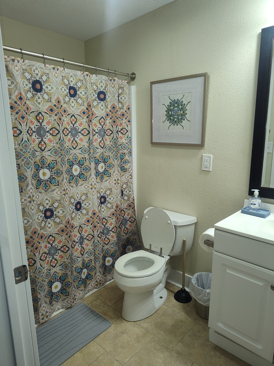 attached bathroom, full tub shower
