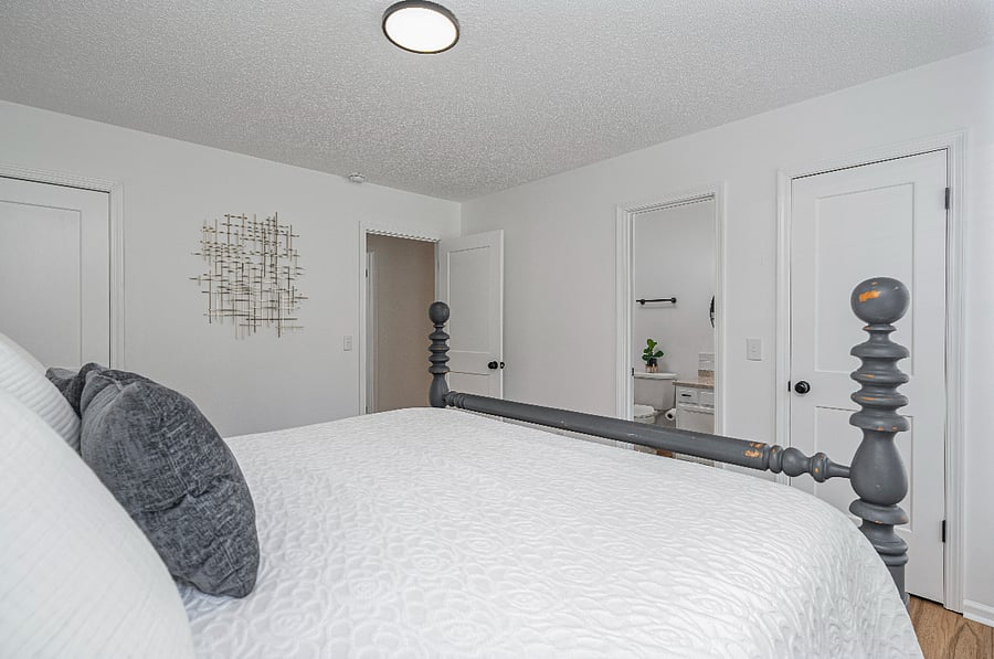Bedroom 1 - King