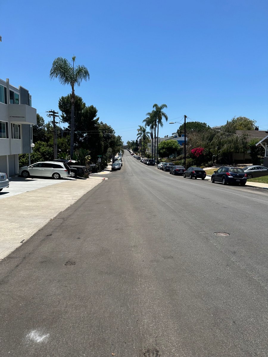 Lovely, walkable neighborhood - easy distance to coffee shops, bars, and restaurants