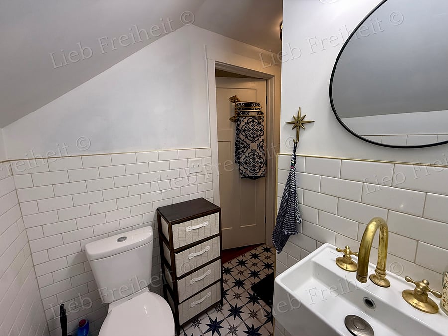 Ustairs bathroom