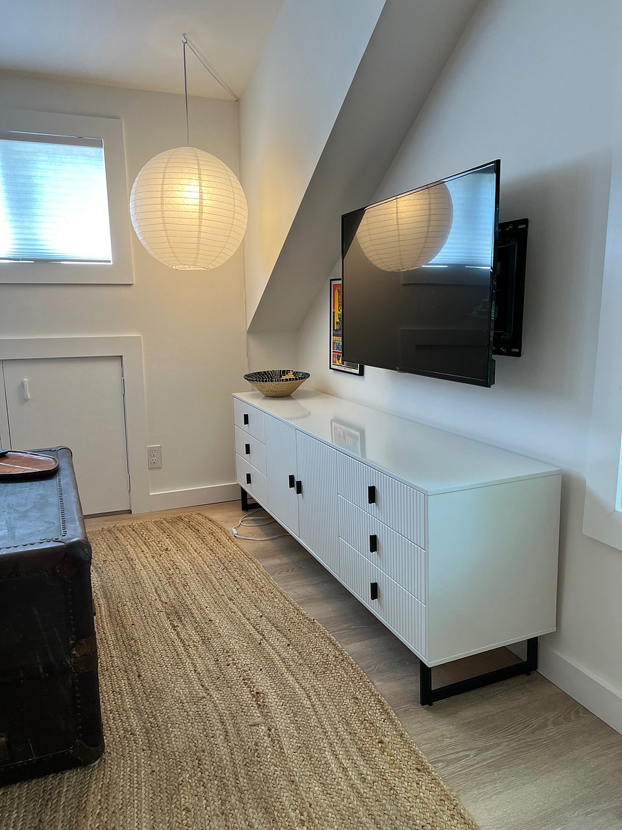 The cabinet under the TV gives ample storage.