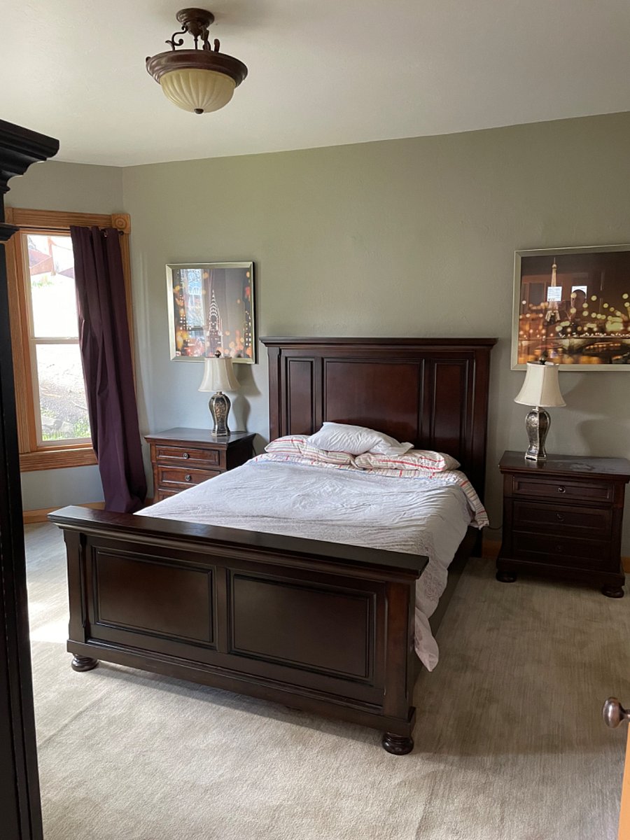 Main bedroom with queen bed.