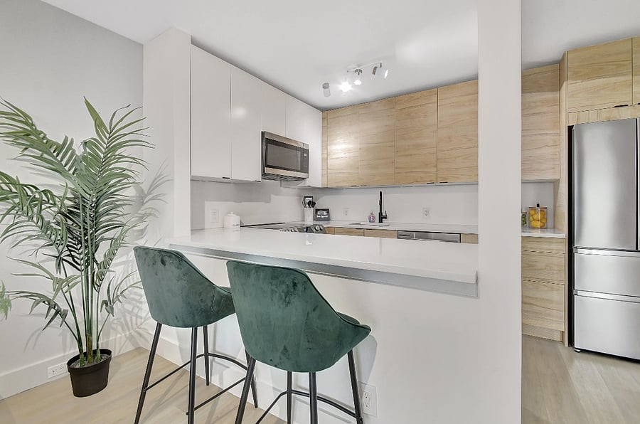 Bar stool with Quartz countertop