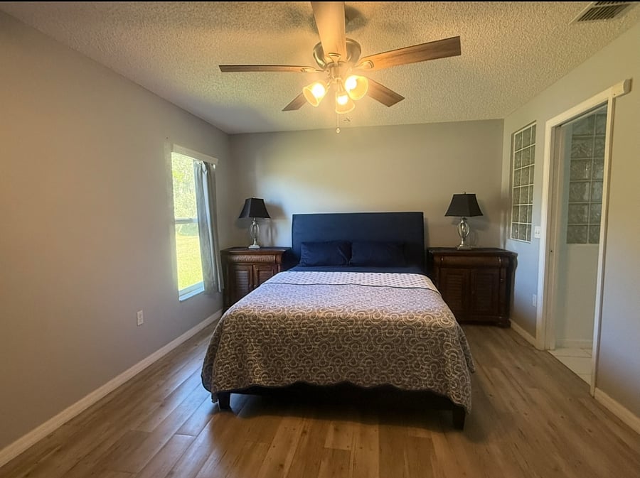 Bedroom 1 - Queen Bed