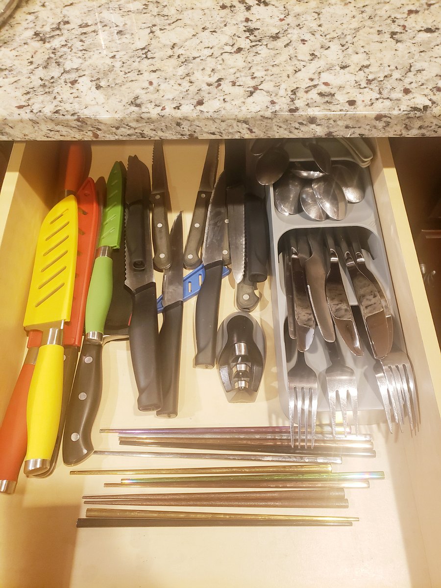There's plenty of utensils, including chopsticks and metal straws.