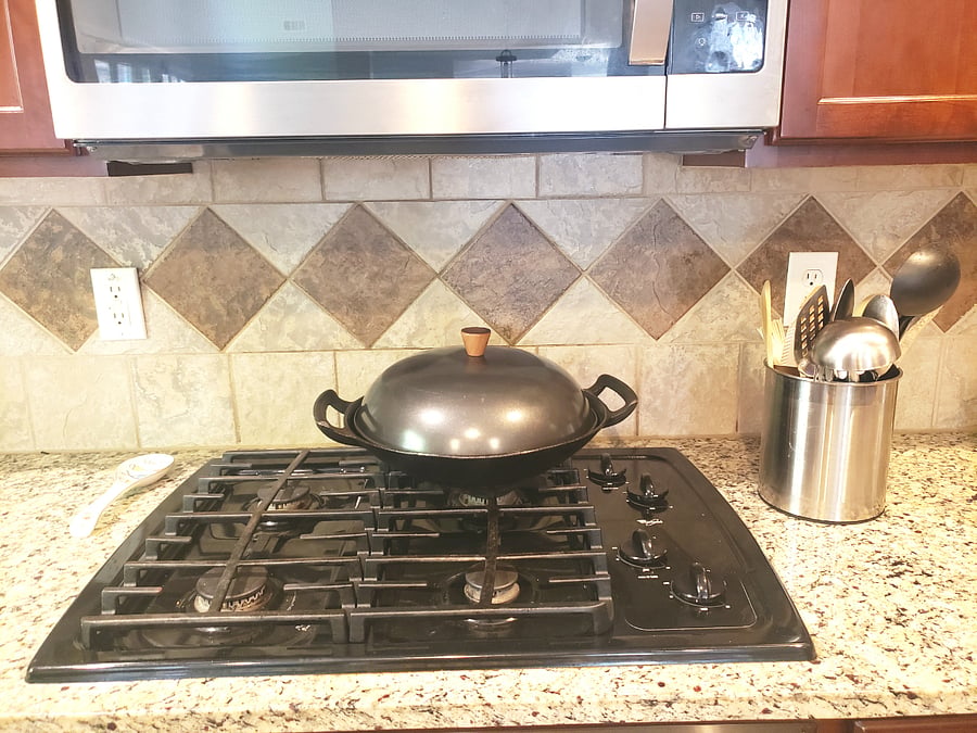 Gas (fire) cooktop and electric oven. Plenty of cooking utensils!