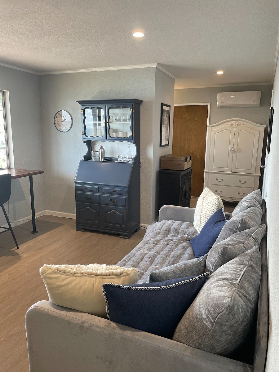 twin bed living room