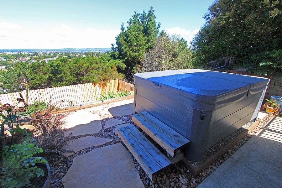 Two-person Hiut Tub with Lounge