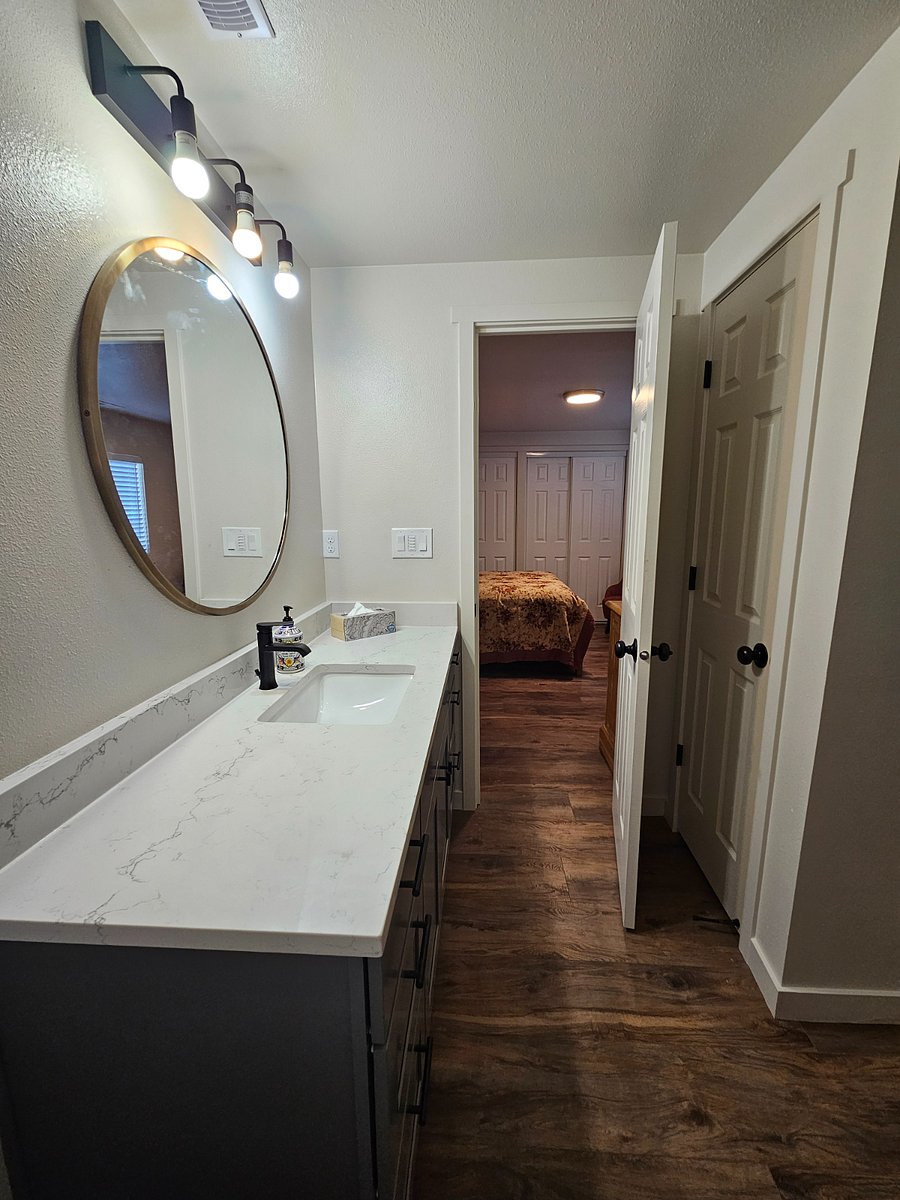 Main bath, attached to main bedroom