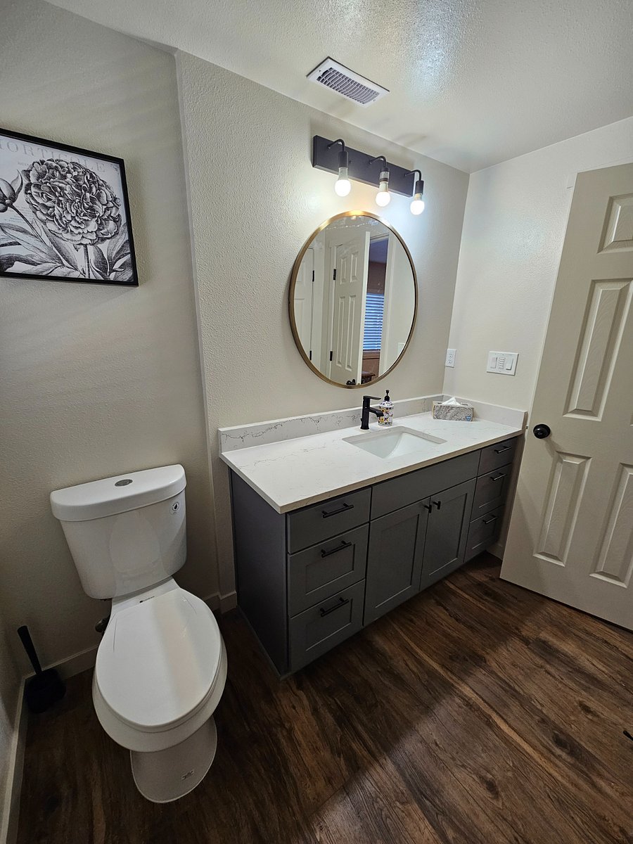 Main bath, attached to main bedroom