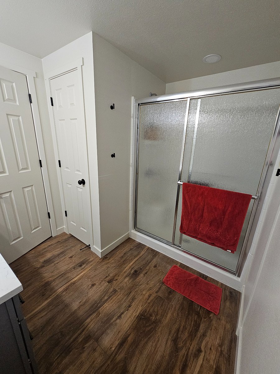Main bath, attached to main bedroom