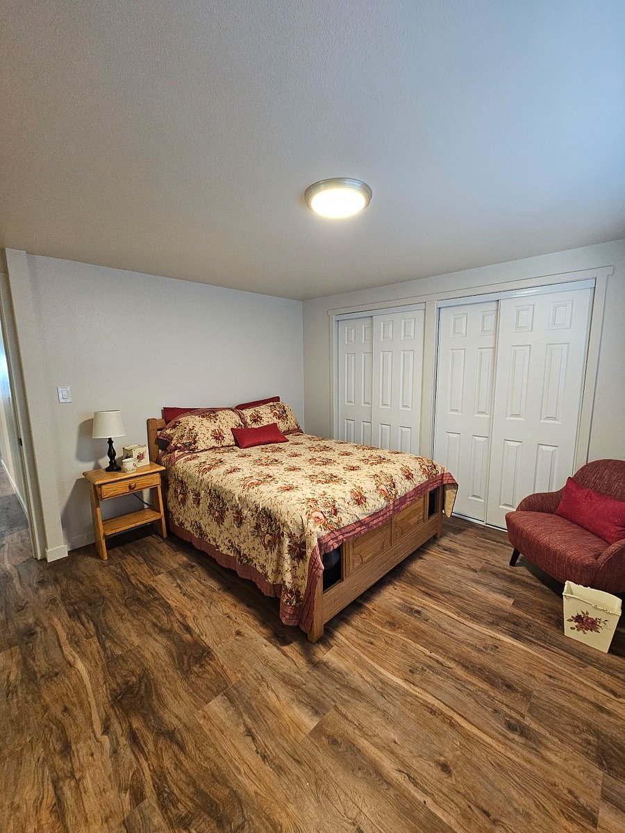 Main bedroom, with en suite bathroom and HUGE closets!