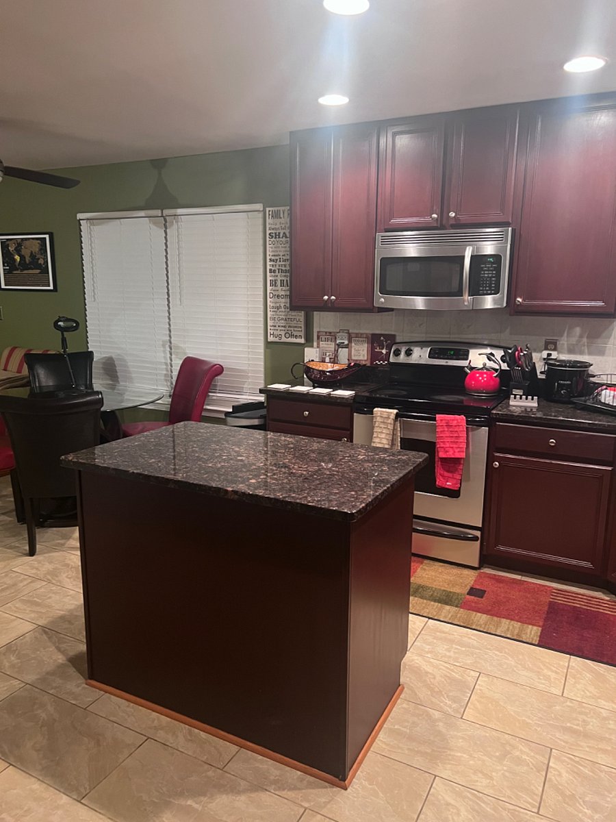 Eat-in Kitchen
