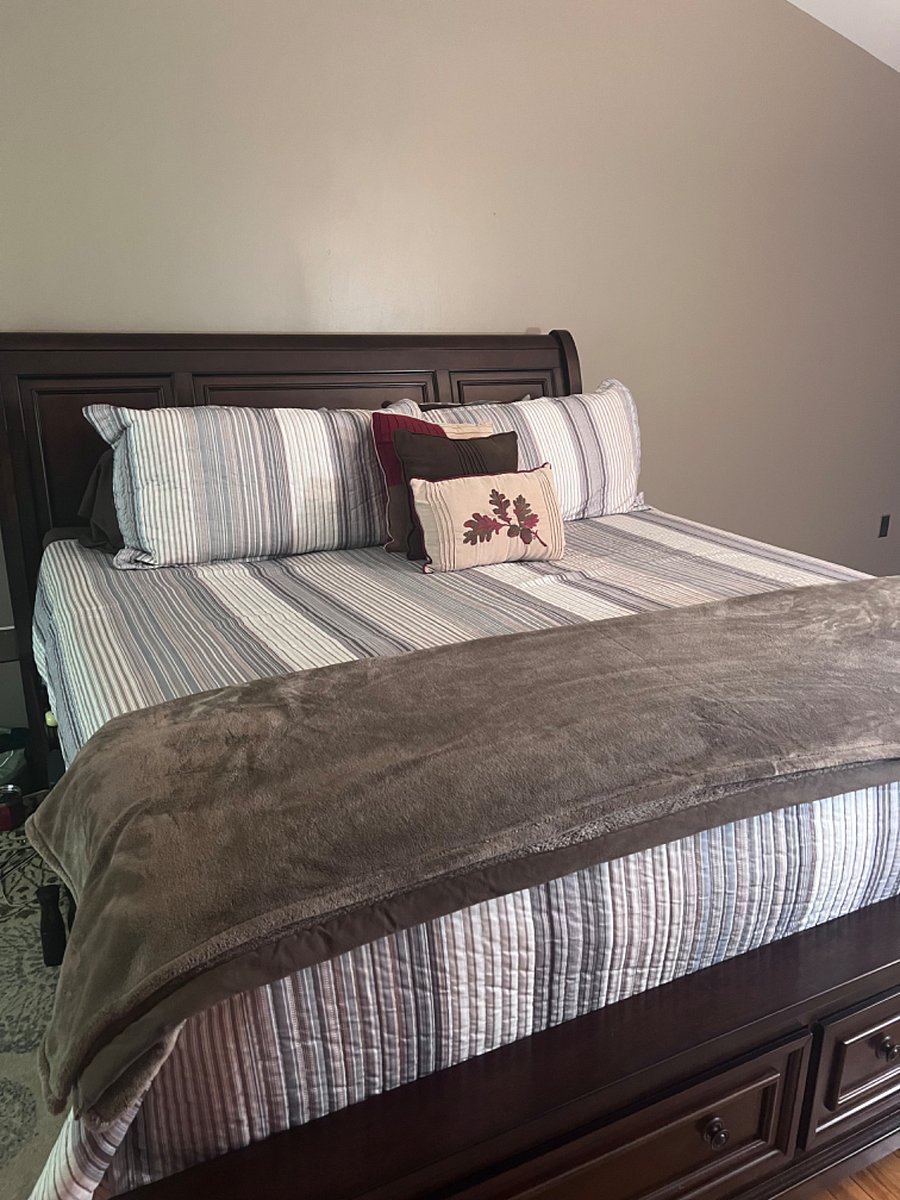 Master Bedroom w King Bed