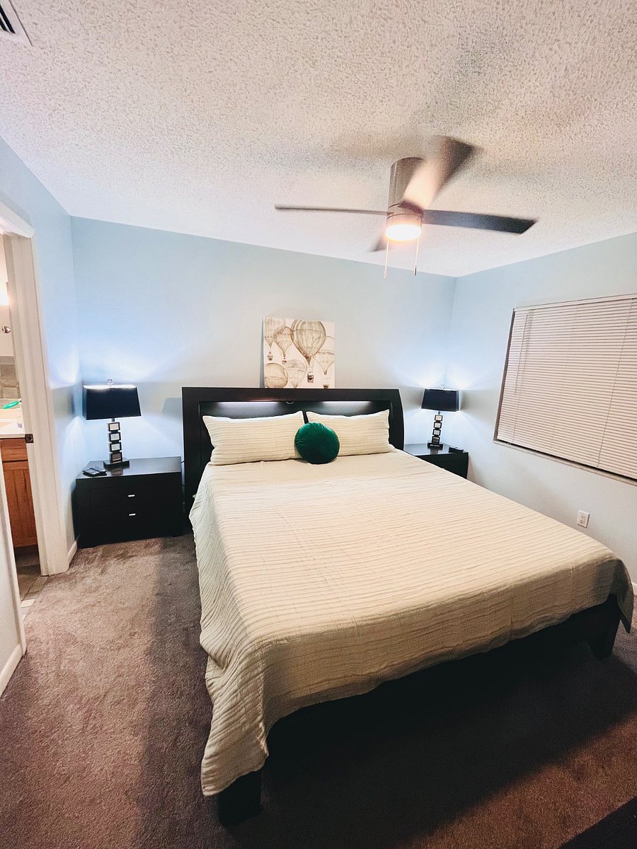 Master bedroom, en suite bath, walk-in close