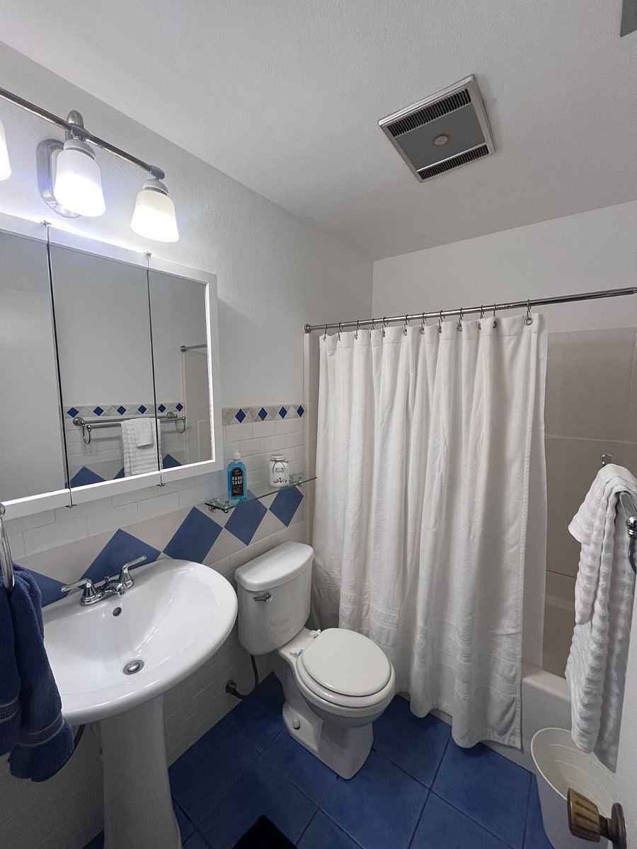 Full bathroom with tub, 2 queen bedrooms share this bath
