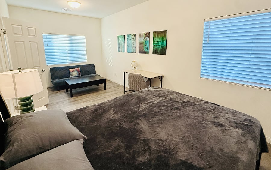 2nd Floor Jr Suite w/ Queen Bed (20x10)