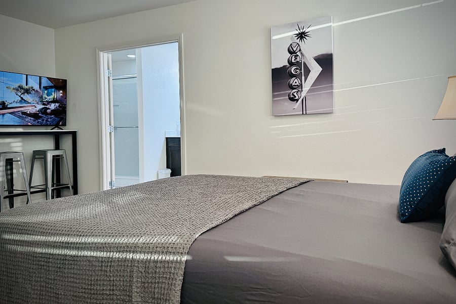 3rd Floor Master Bedroom w/ Queen Bed (18x18)
