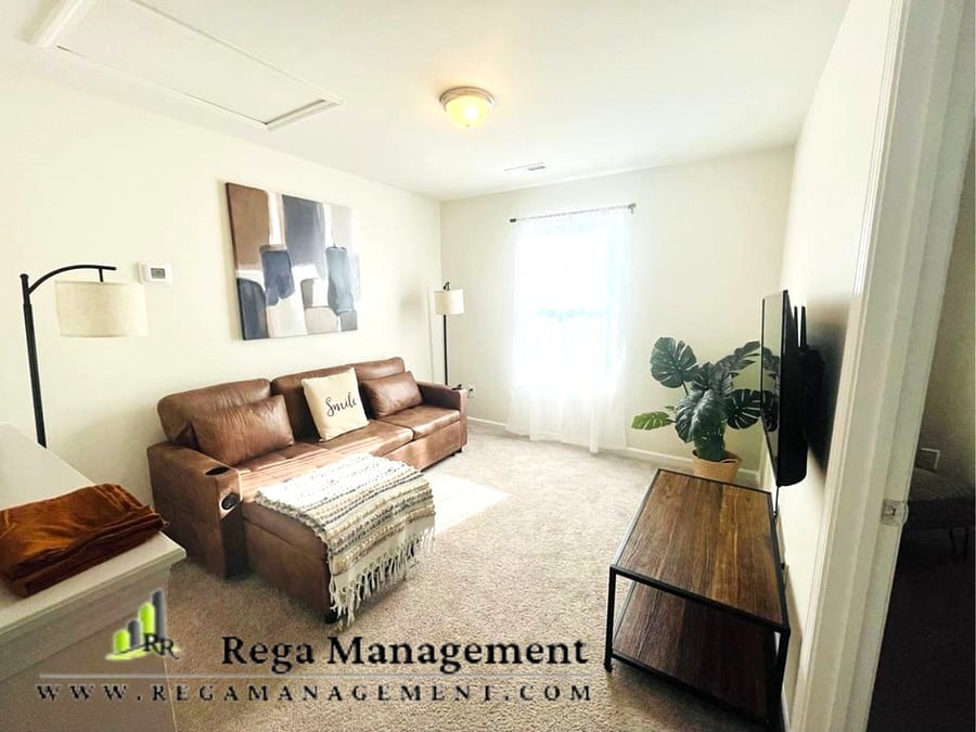 Lounge / Sitting area on the 2nd floor to just get away and read, watch TV to hang with your family / guests