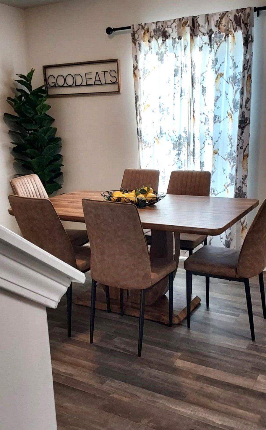 Dining Room with 6/chairs to enjoy your meals together.
