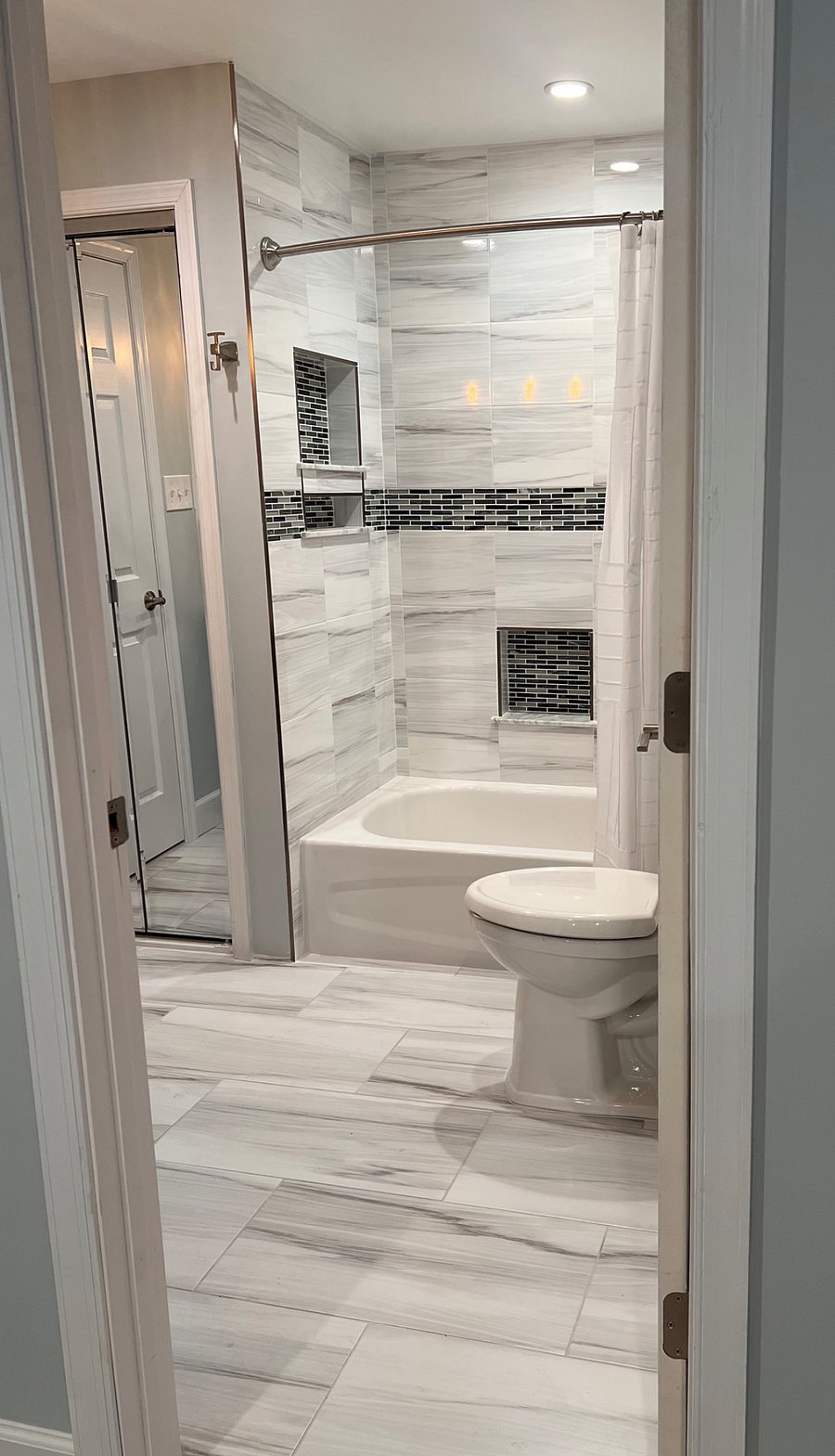 En suite bathroom, entering from bedroom 