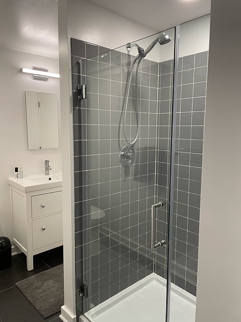 Large walk-in shower w/excellent water pressure