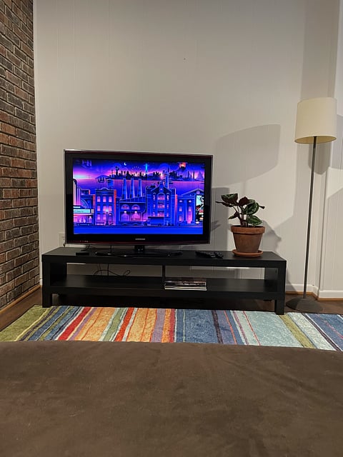 39" Samsung TV w/Roku for streaming
