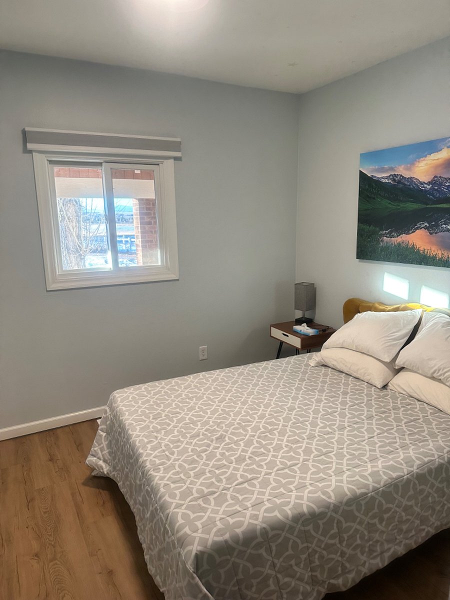 This is the 2nd bedroom with a queen size bed