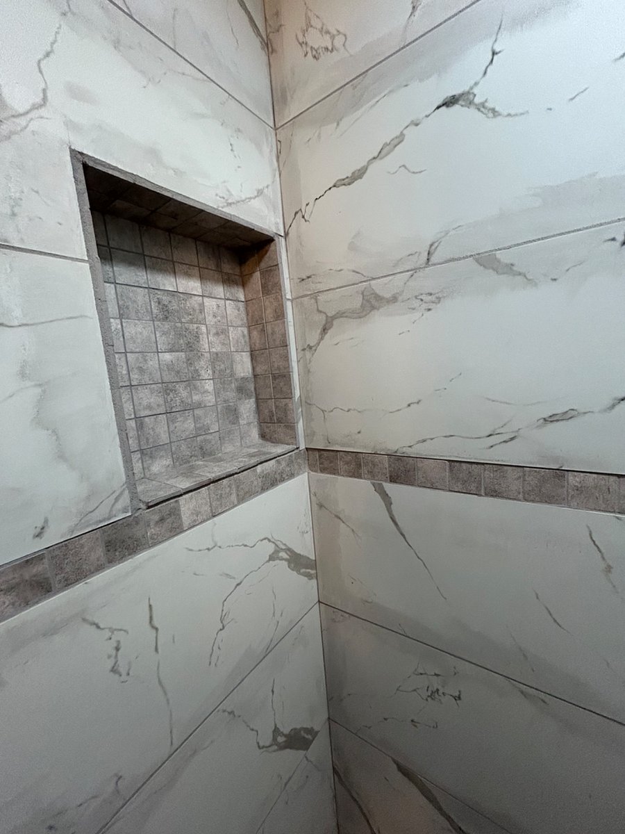 Walk in shower with shelf for soap and shampoo