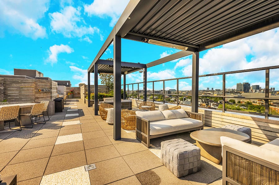 Breathtaking Rooftop with Stunning Chicago Skyline Views
Unwind above the city on this private rooftop terrace. Whether you're sipping morning coffee or enjoying a sunset cocktail, the skyline views create an unforgettable experience