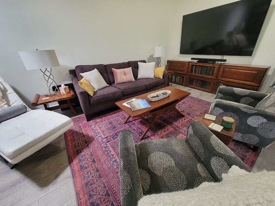 Living room w/80in tv