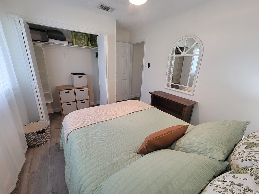 Fullsize Bedroom closet