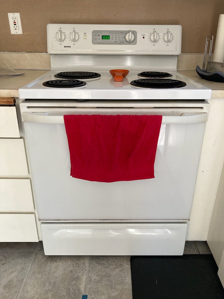 Kitchen range/oven.
