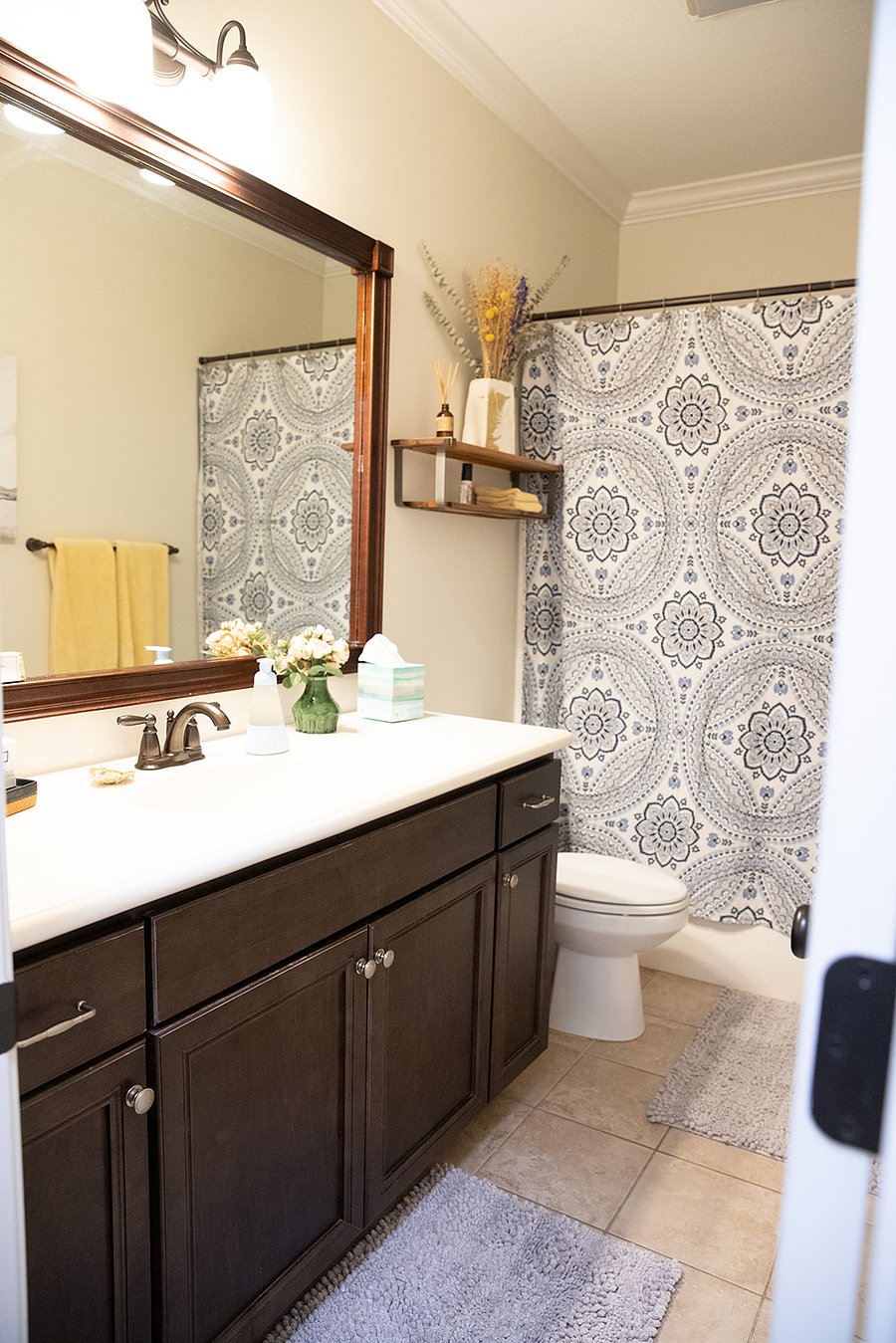 Front/Hallway Full Bathroom with Shower/Tub