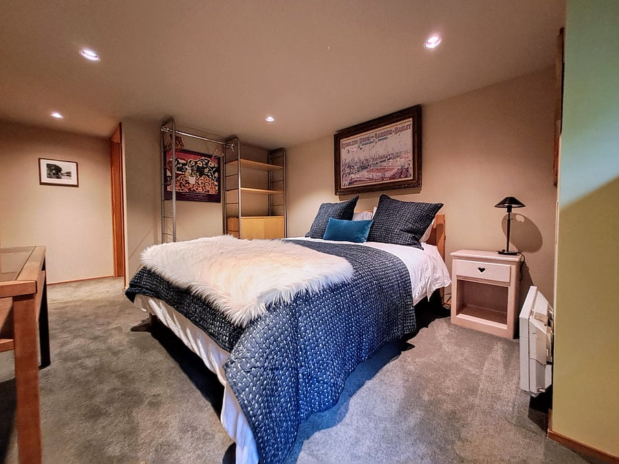 very quiet bedroom, whole apartment is sound insulated