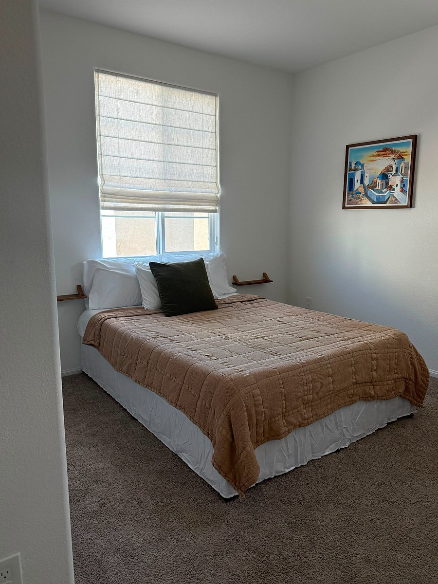 Bedroom (upstairs)