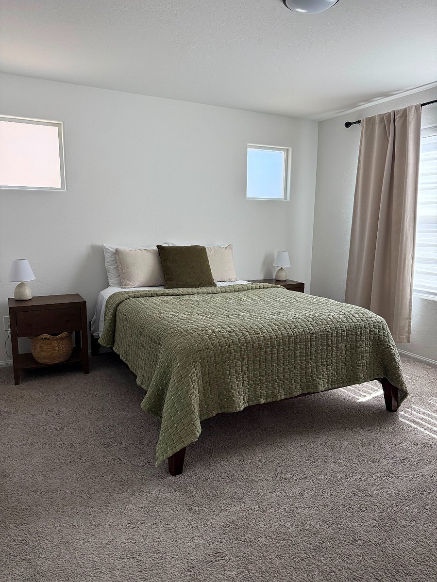Bedroom (downstairs) has walk-in closet
