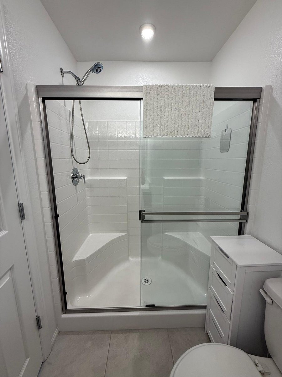 Bathroom (downstairs)