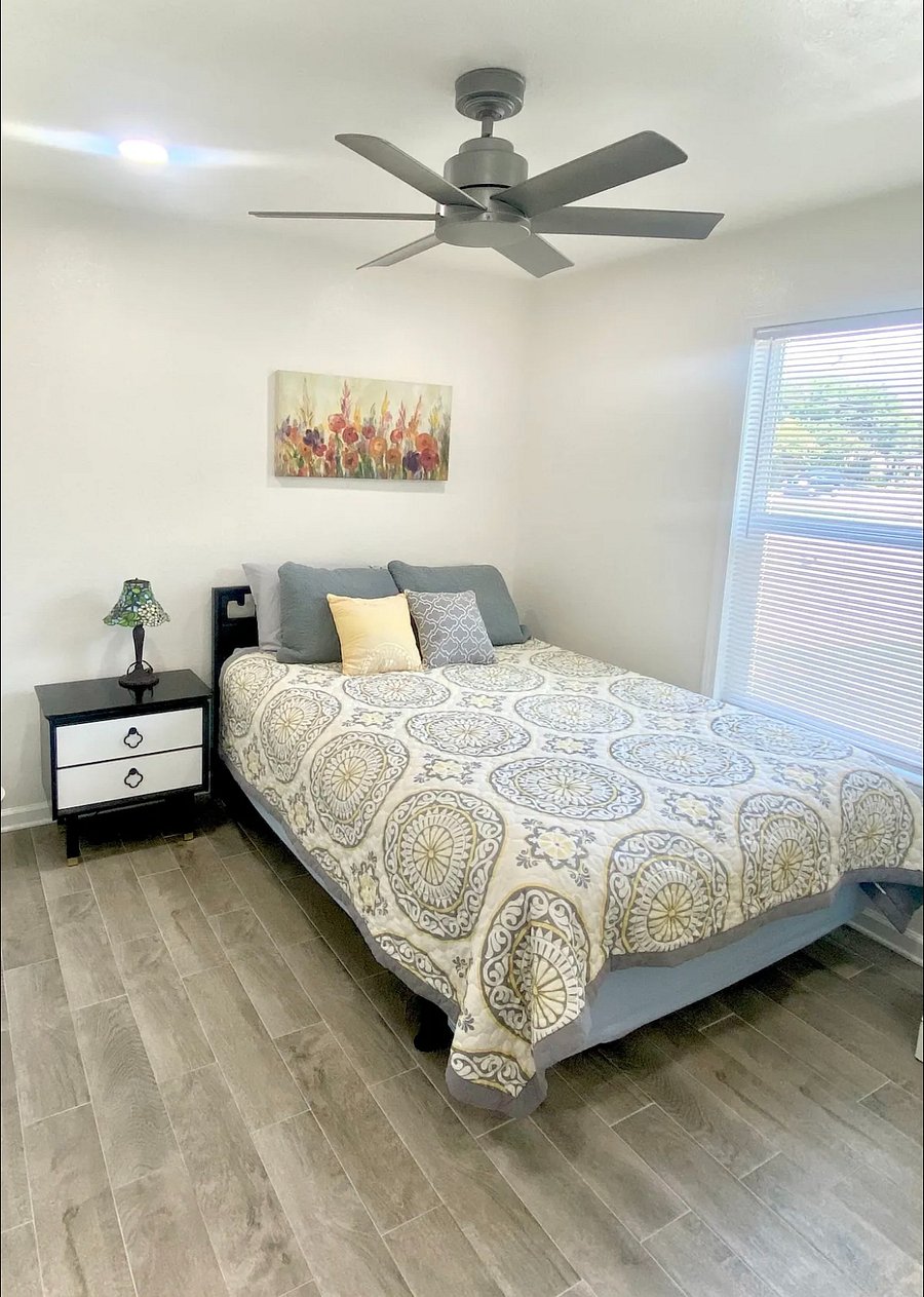 Spare bedroom with Queen bed 