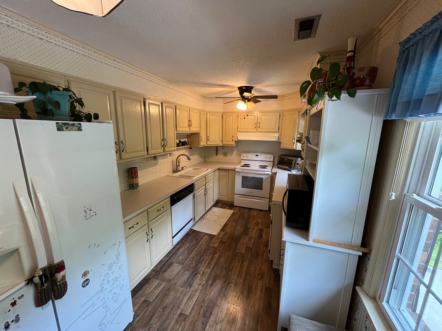 Full kitchen