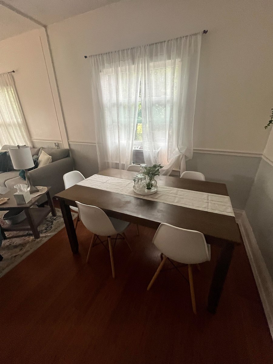 Dining area between living room and kitchen seats 6