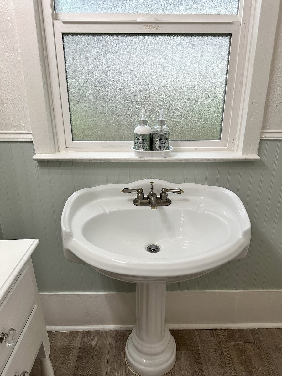 Pedestal sink in main bath