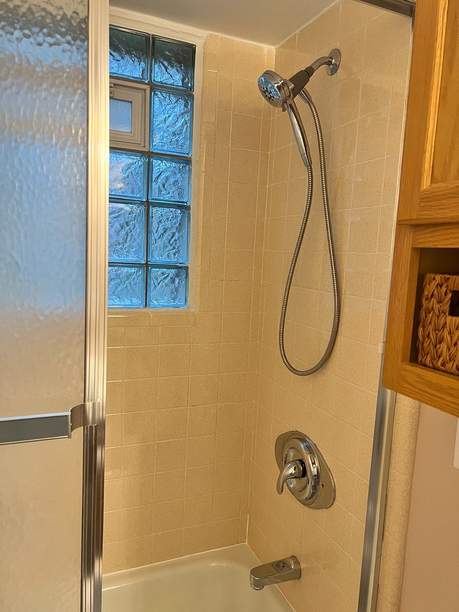 Well maintained shower with a magnetic shower head. Amazing water pressure and HOT water!